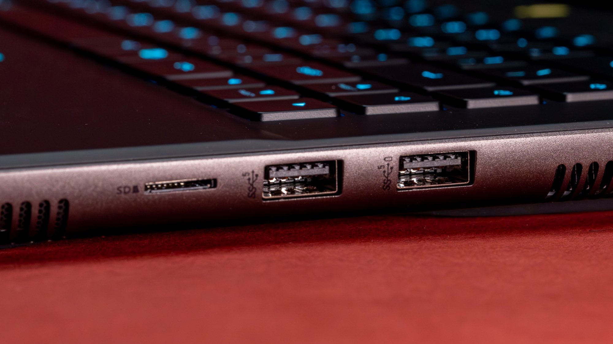 Alienware m16 r2 ports